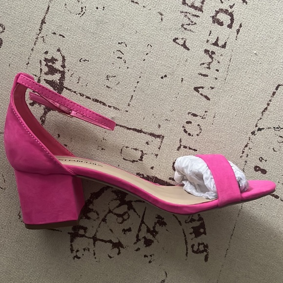 Never been warn Noura Heeled Sandal hot pink block heel shoe. Size 8. - Picture 5 of 6